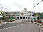 町田市立鶴川中学校　距離約390m