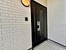 玄関：シンプルな黒いドアの住宅入口