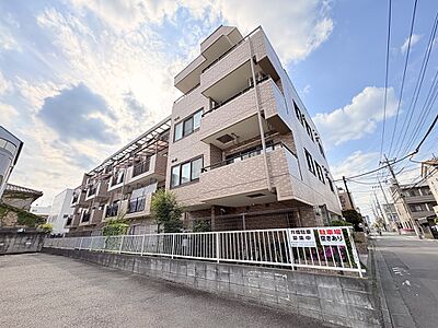 外観:穏やかな色合いの外観と、静かな街並みと調和するマンション。家族の毎日を彩る、安心感のある住まいです。 外観:穏やかな色合いの外観と、静かな街並みと調和するマンション。家族の毎日を彩る、安心感のある住まいです。