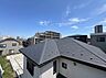 周辺：屋根越しに周辺の住宅や建物を望む眺め