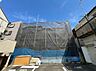 外観：建築中の建物と前面道路