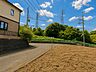 周辺：住宅近くの見晴らしの良い道路と畑の風景