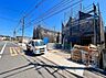 外観：建築中の建物と前面道路の様子