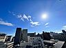 周辺：青空の下に広がる市街地と周辺の建物