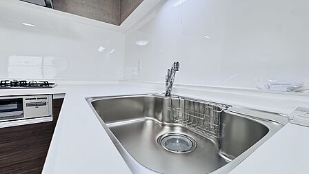 ステンレス製シンクのあるキッチンカウンターです