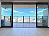 リビング/ダイニング：大きな窓から景色を望む明るい室内