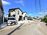 外観：住宅街に位置する戸建て住宅と前面道路