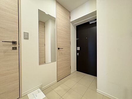 おしゃれなアイランドキッチン♪収納も◎エントランス横がコンビニです★