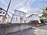 外観：坂道沿いに建つ白い2階建ての住宅外観です