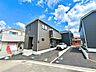 外観：新築住宅の外観周囲に駐車スペースが整備されている