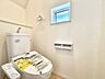 トイレ：窓付きのトイレ空間、温水洗浄便座付きです
