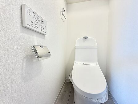 シンプルで清潔感のあるトイレ空間です
