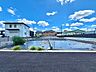 周辺：整地された宅地と住宅が並ぶ住宅街の様子