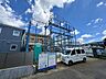 外観：建築中の住宅外観と駐車スペースの様子