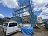 外観：外観工事中の住宅と駐車スペースが見える現場写真です