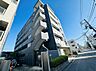 外観：複数階建てのマンション外観、周囲は住宅街です