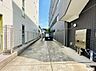 駐車場：建物間の駐車スペースと通路の様子