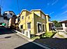 外観：角地に立つ2階建て住宅の外観と周囲の環境