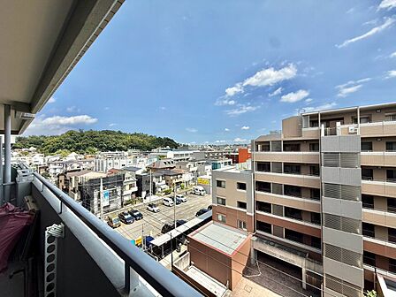 バルコニーからの住宅街と山並みの眺望が望める