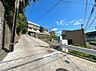外観：坂道沿いに立地する住宅地の外観です