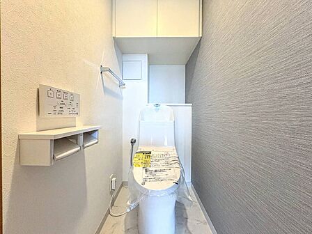 シンプルで清潔感のあるトイレ空間