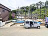 外観：建築中の住宅と手前の軽トラック、周囲は緑豊かな環境です