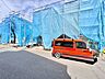 外観：建設中の住宅が複数並び、手前に駐車スペースがあります