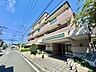 外観：周辺に電線があり住宅街に位置するマンションの外観です