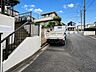 駐車場：住宅外観と敷地内の駐車場スペースを撮影した画像です