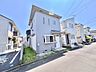外観：白い外壁の2階建て住宅、駐車スペースあり