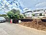 外観：住宅地の造成中の土地で整地作業が進んでいます