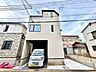 外観：3階建ての住宅で駐車スペース付きの外観写真です