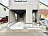 駐車場：建物前に2台分の駐車スペースがある住宅外観