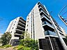 外観：青空の下に立つモダンな外観の集合住宅です