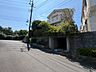 外観：道路に面した高台の住宅外観と周辺の街並み