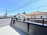 バルコニー：広々としたバルコニーから住宅街が見える風景です
