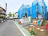 外観：建築中の建物と前面道路の様子