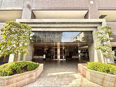 植栽があるマンションのエントランス正面外観です