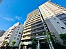 外観：晴天のもと撮影した高層マンションの外観