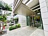 外観：緑豊かなエントランス付近の建物外観です