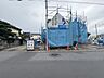 外観：建築中の建物と前面道路の様子