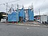 外観：建築中の建物を道路側から見た外観