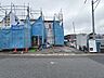外観：建築中の建物と前面道路