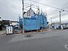 外観：建築中の建物と前面道路の様子