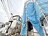 外観：建築中の住宅外観、周辺にも住宅が並ぶエリアです