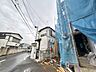 外観：建築中の住宅が並ぶ街角の外観です