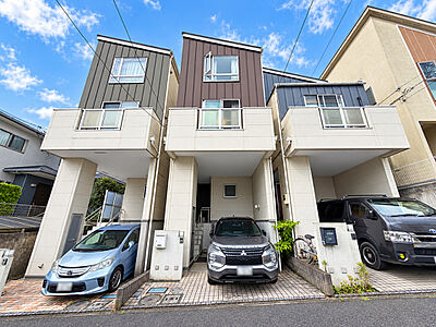 外観：駐車スペース付きの2階建て住宅の外観