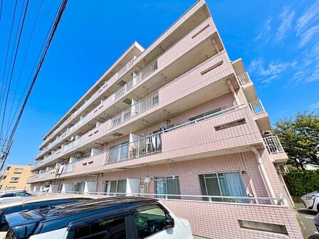 バルコニー付きの集合住宅外観