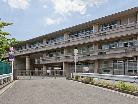 横浜市立中山中学校　距離約1600m