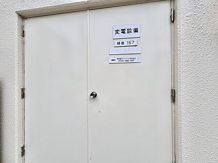 建物の管理用扉が写った写真です